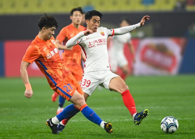 九游官网登录入口-第3签？泰山三顾前国奥中场核心 多面手属性获青睐